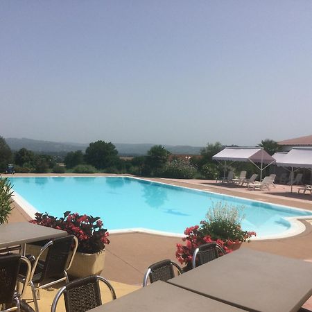Hotel Restaurant - Le Vieux Pigeonnier Loubressac Bagian luar foto
