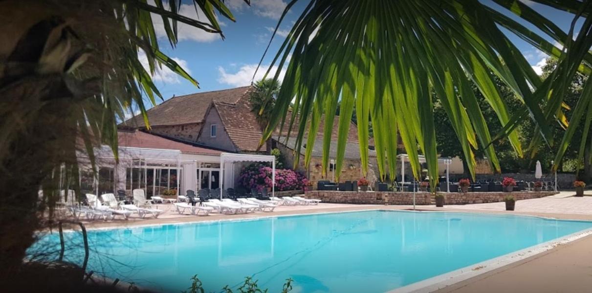 Hotel Restaurant - Le Vieux Pigeonnier Loubressac Bagian luar foto