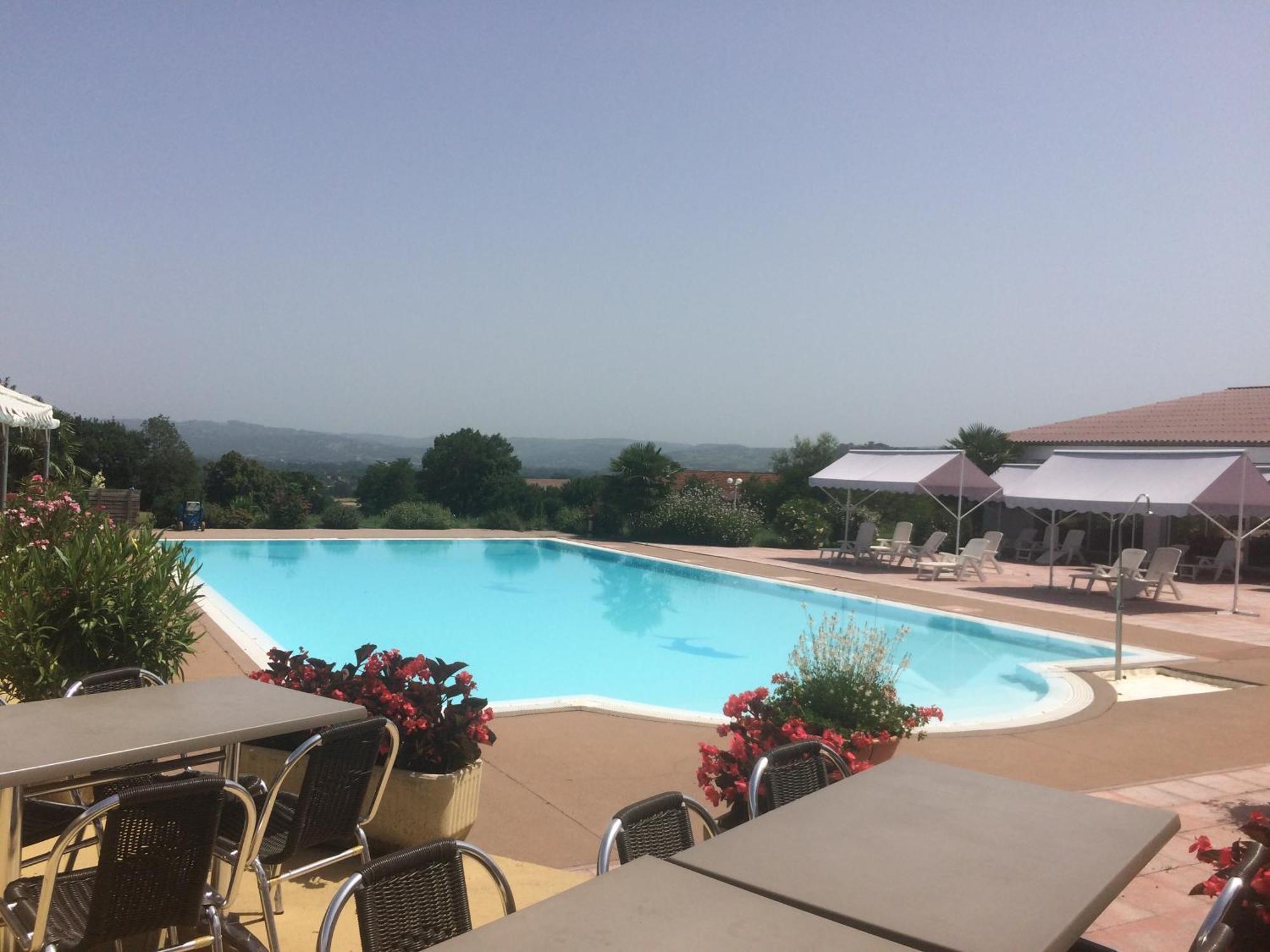 Hotel Restaurant - Le Vieux Pigeonnier Loubressac Bagian luar foto