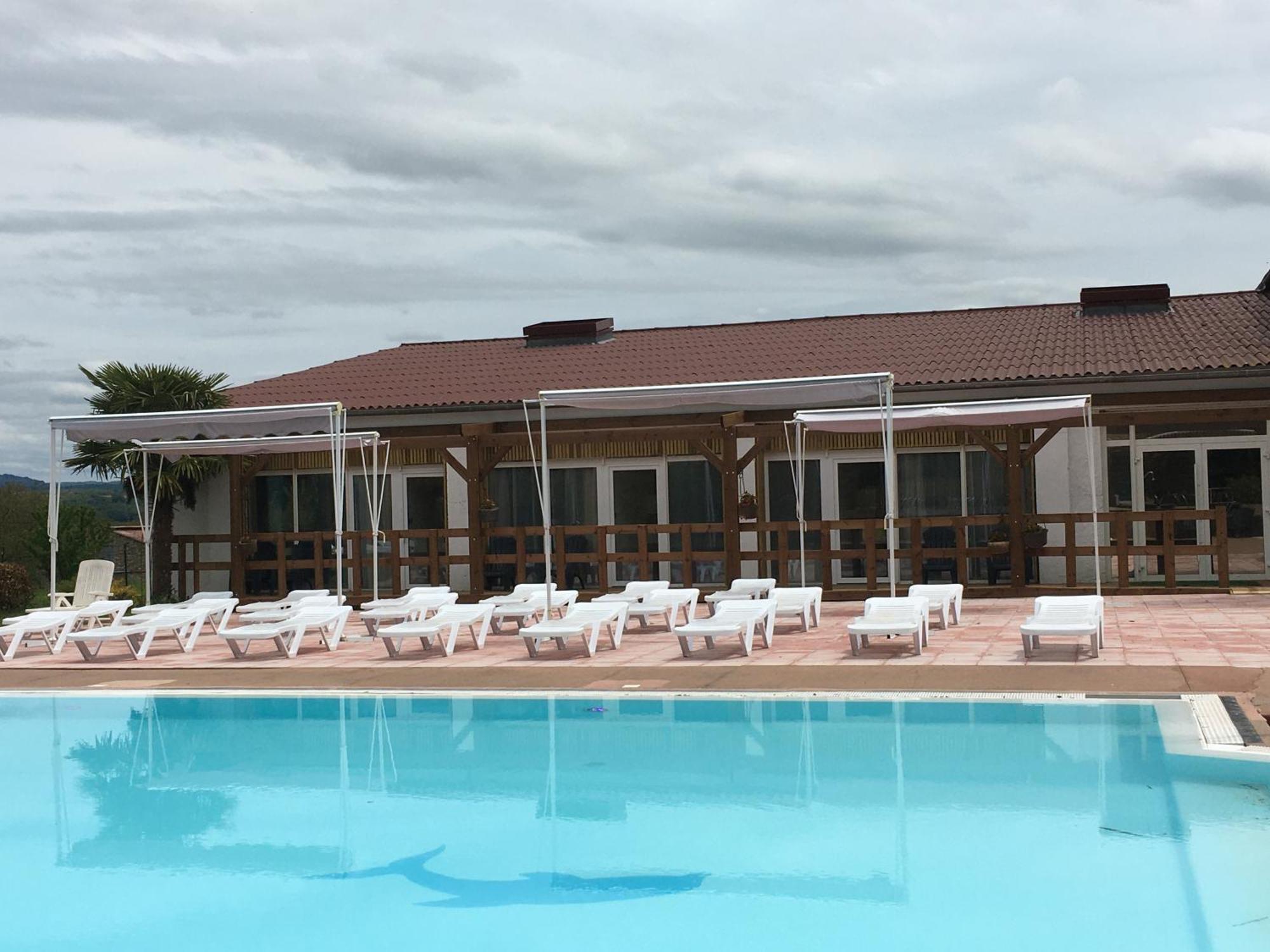Hotel Restaurant - Le Vieux Pigeonnier Loubressac Bagian luar foto